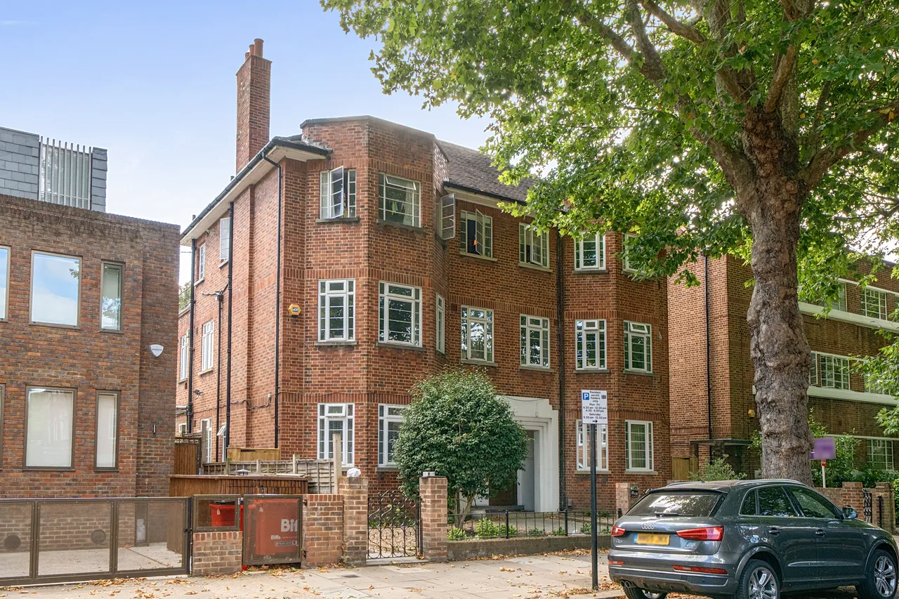 3 bed flat for sale — Flat 1, 120 Barrowgate Road, London