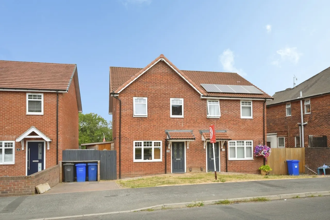 4 bed house for sale — Troughbrook Road, Hollingwood, Chesterfield, Derbyshire, S43