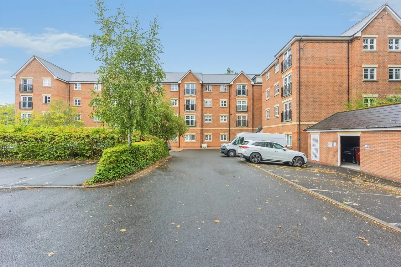 2 bed flat for sale, Ladybarn Lane, Manchester, M14