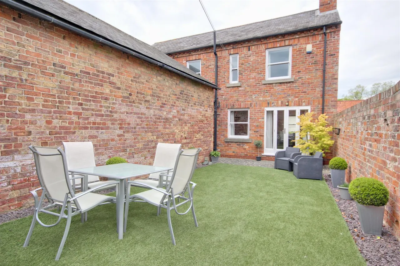 The Green, North Newbald, photo 12