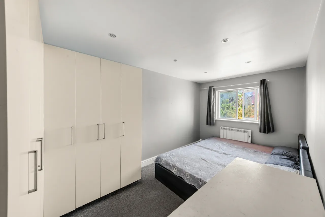 St. Crispins Close, Southall, UB1, photo 6