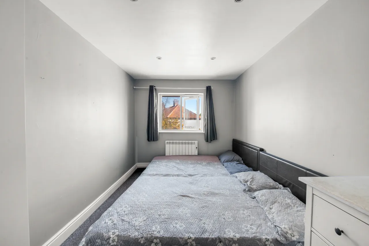 St. Crispins Close, Southall, UB1, photo 8