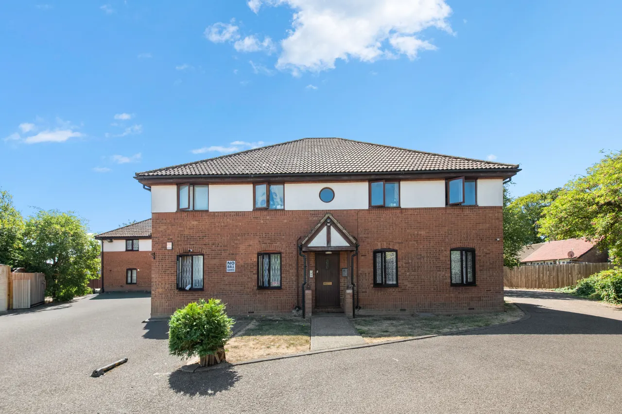 St. Crispins Close, Southall, UB1, photo 11