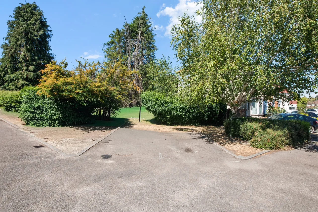 St. Crispins Close, Southall, UB1, photo 9
