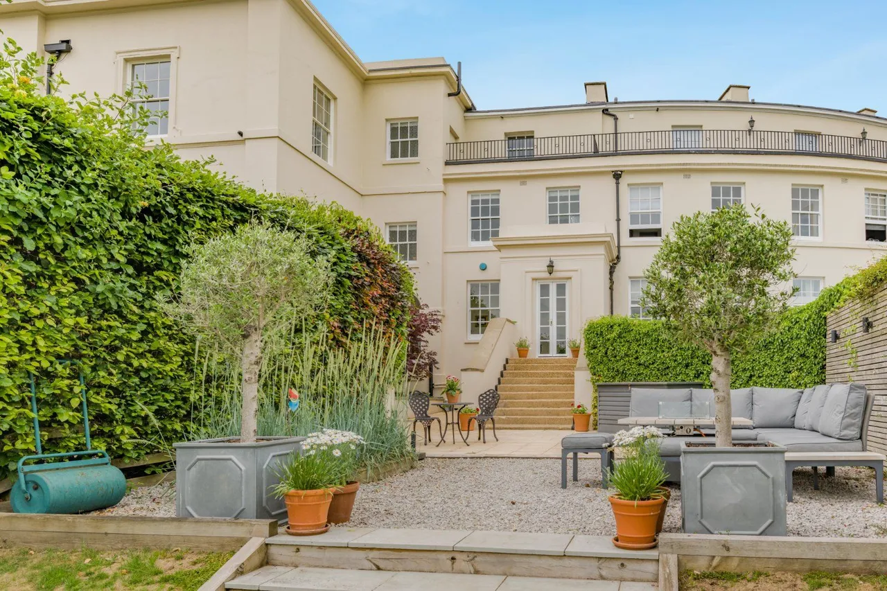 Carbone Hill, Newgate Street, SG13 8RG, photo 2