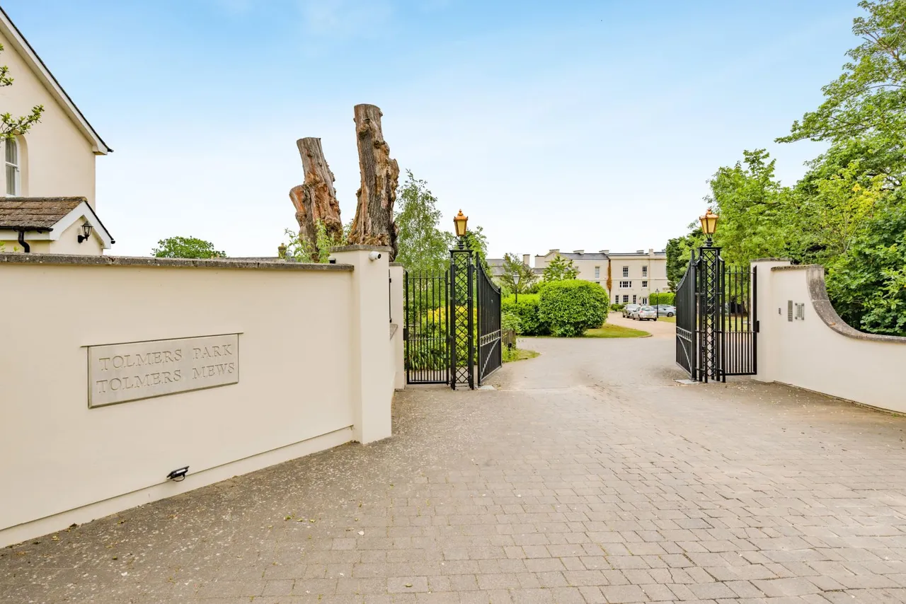 5 bed property for sale — Carbone Hill, Newgate Street, SG13 8RG