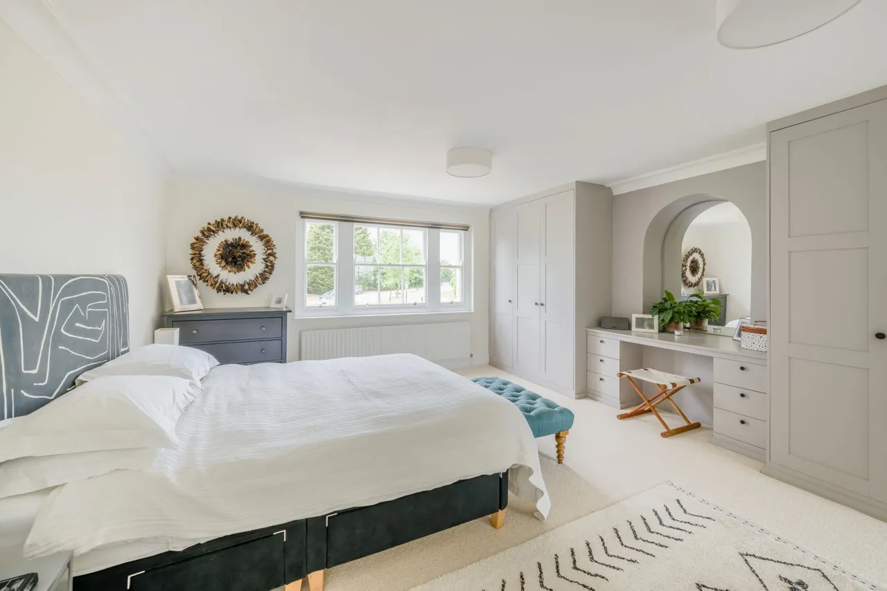 Carbone Hill, Newgate Street, SG13 8RG, photo 11