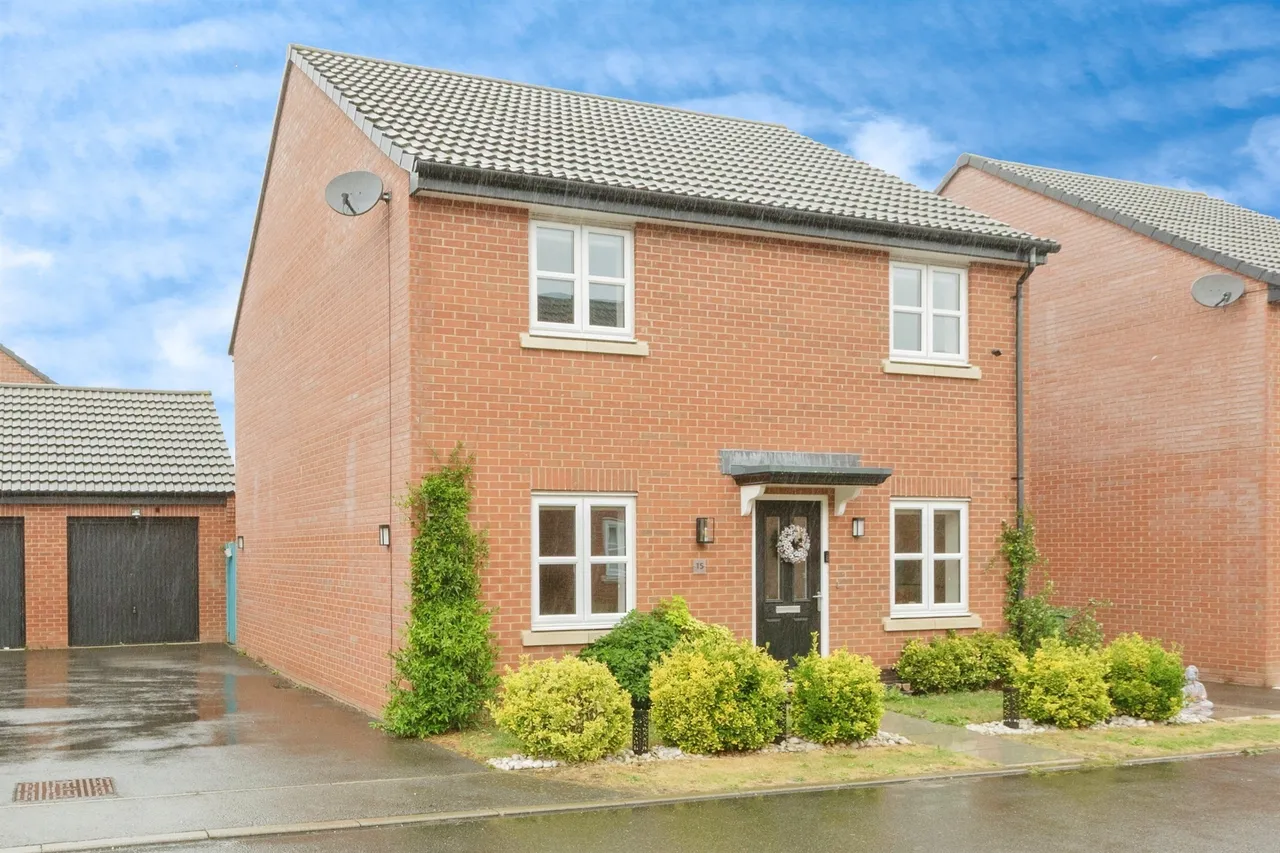 4 bed house for sale — Meteor Way, Whetstone, Leicester
