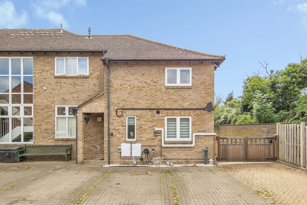 3 bed house for sale — Ladbrook Drive, Colchester
