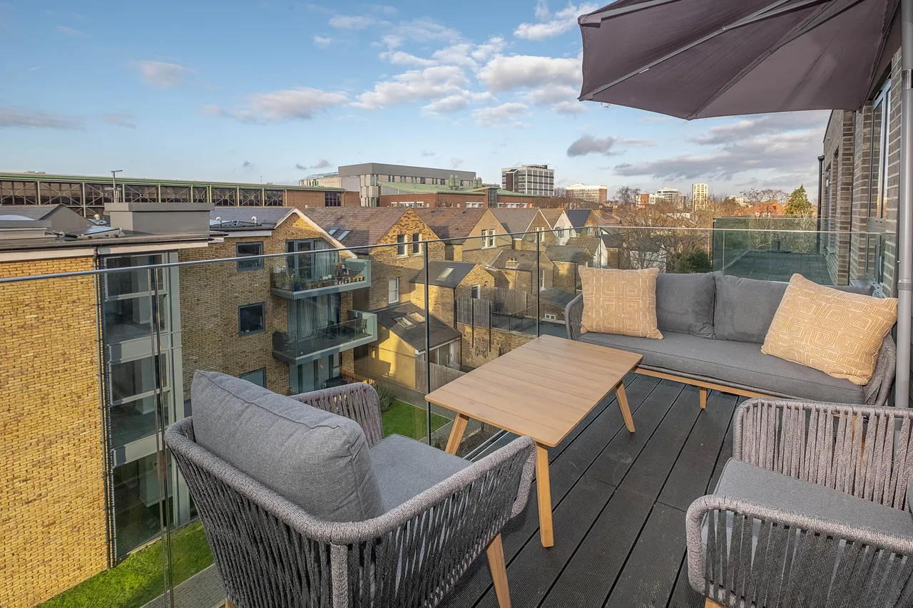 1 bed flat for sale — 5 Antoinette Close, Kingston Upon Tha...