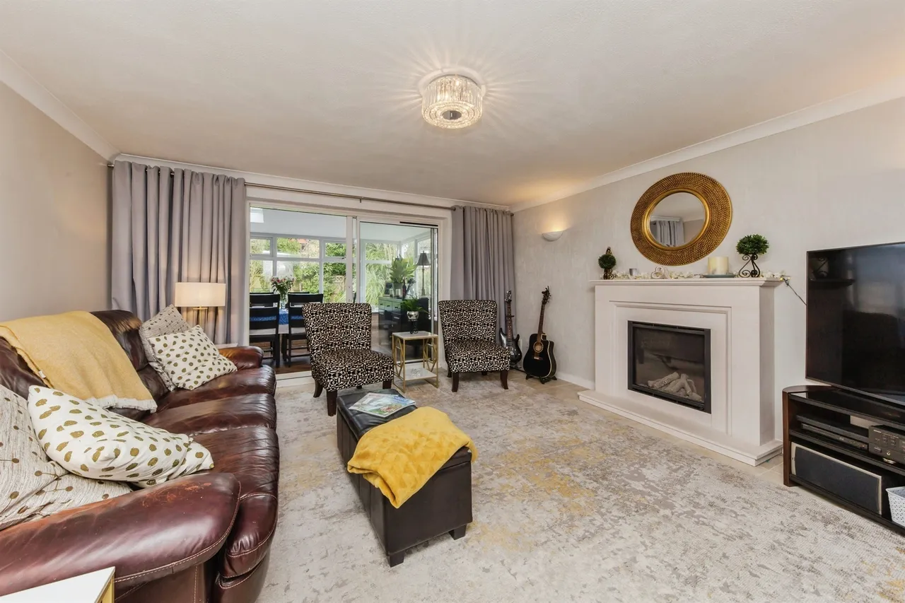 Farriers Way, Winsford, photo 4