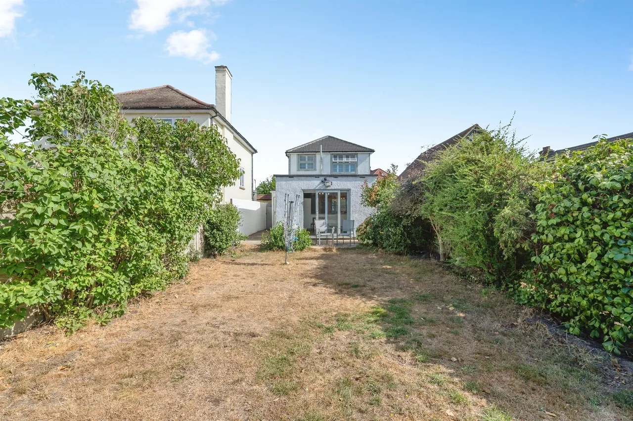 Alexandra Road, Rainham, photo 3