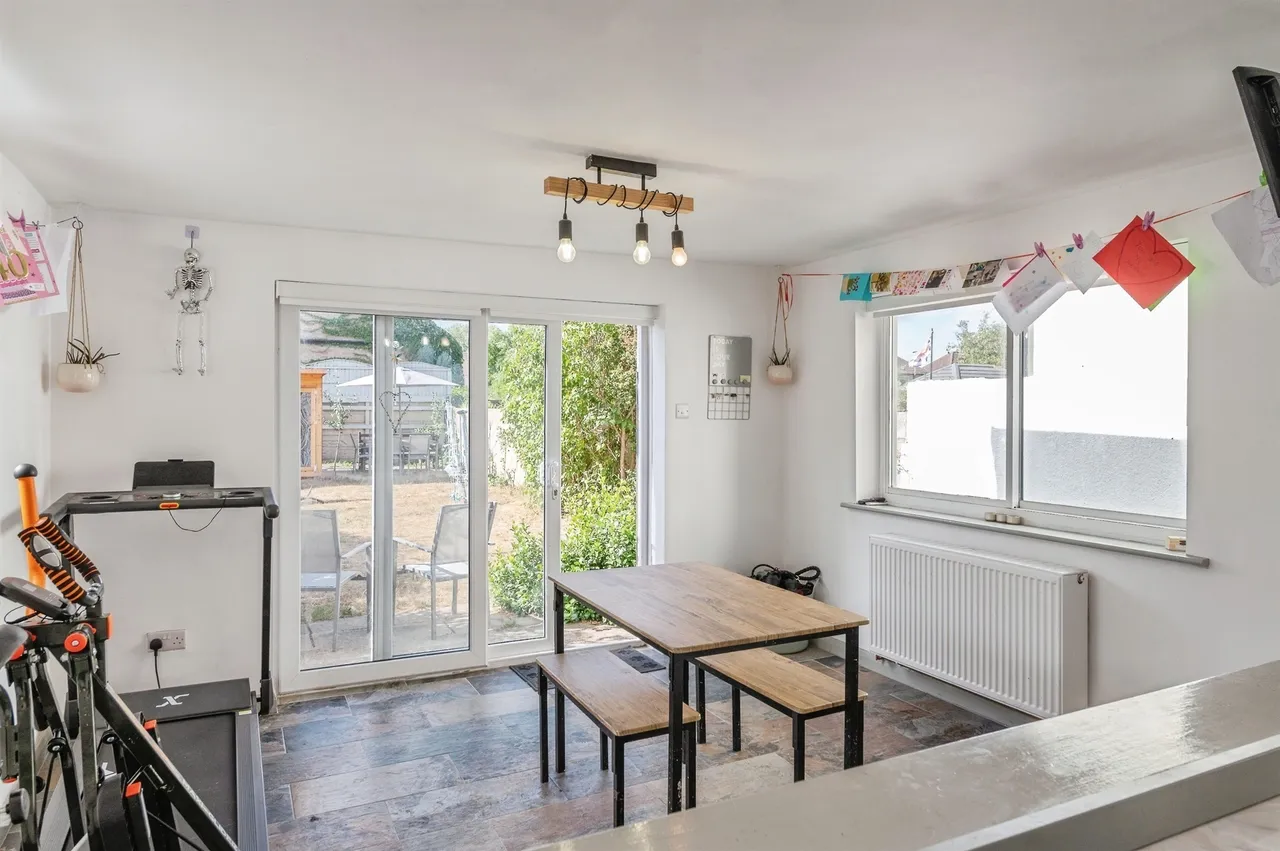 Alexandra Road, Rainham, photo 11