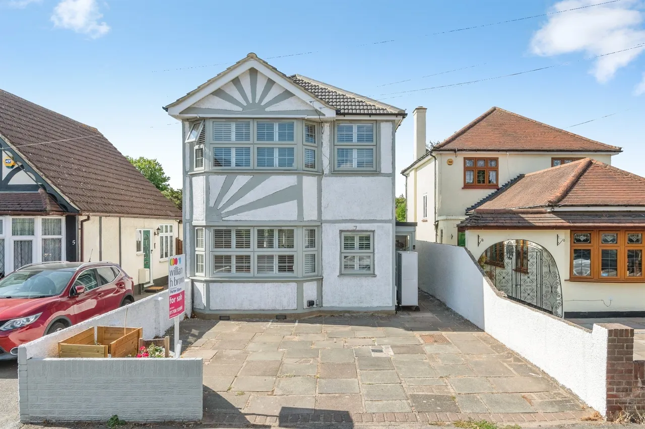 3 bed house for sale — Alexandra Road, Rainham