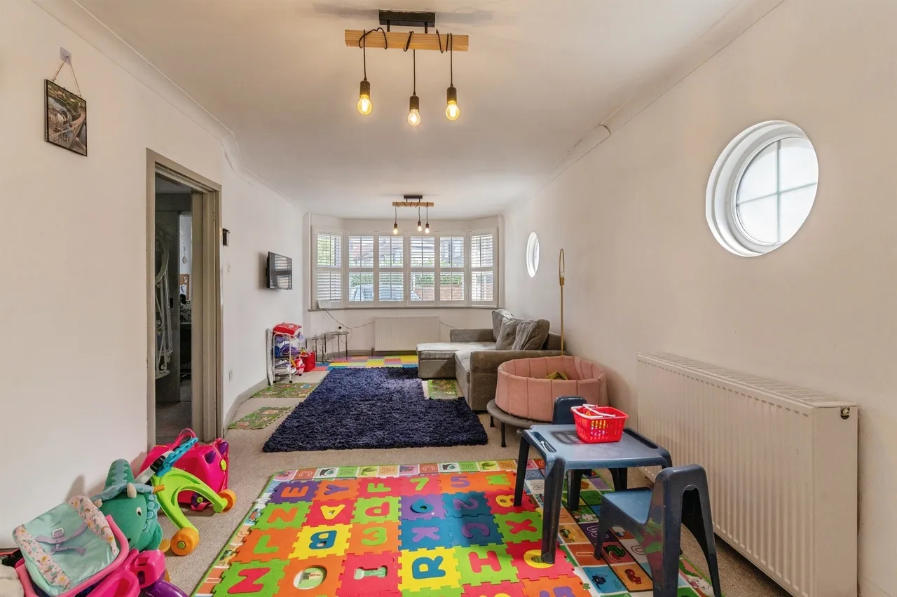 Alexandra Road, Rainham, photo 9