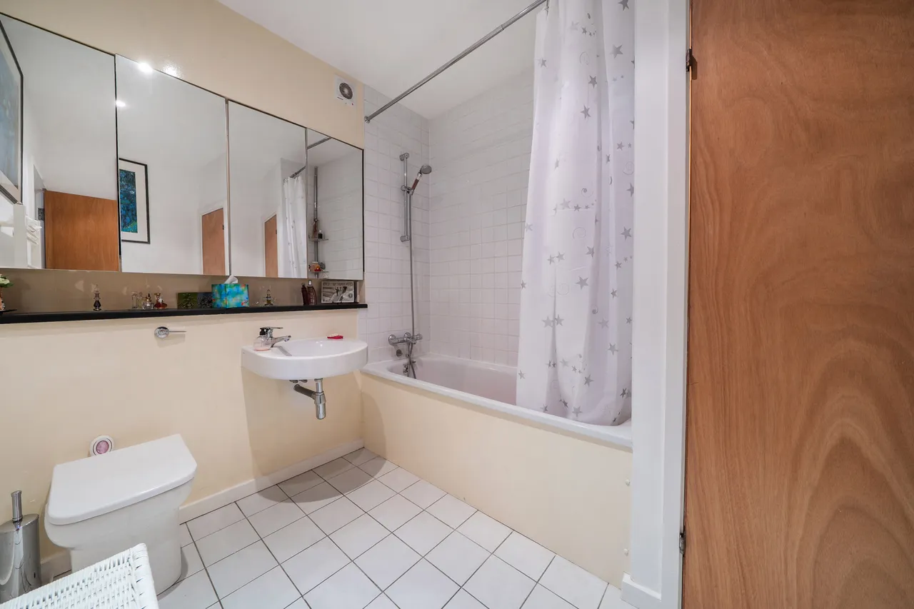 2 Jameson Close, London, photo 10