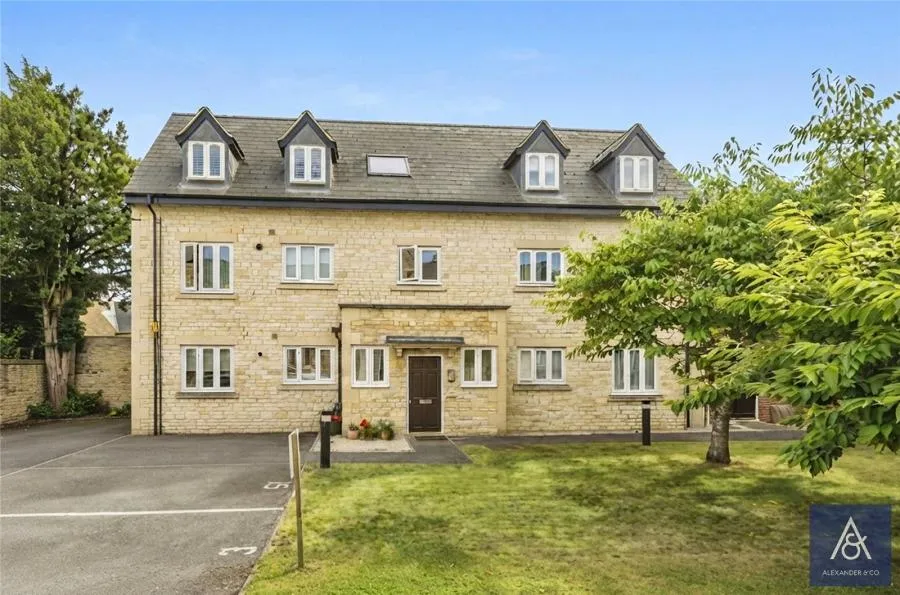 2 bed flat for sale, High Street, Brackley, NN13