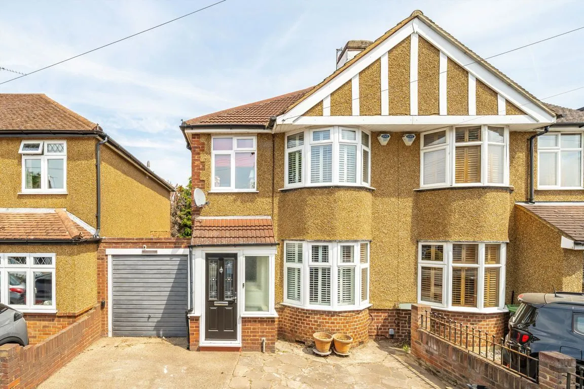3 bed flat for sale, Lyndhurst Avenue, TW2