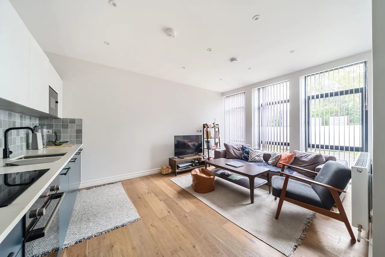 1 bed flat for sale — Littleworth Road, Esher, KT10