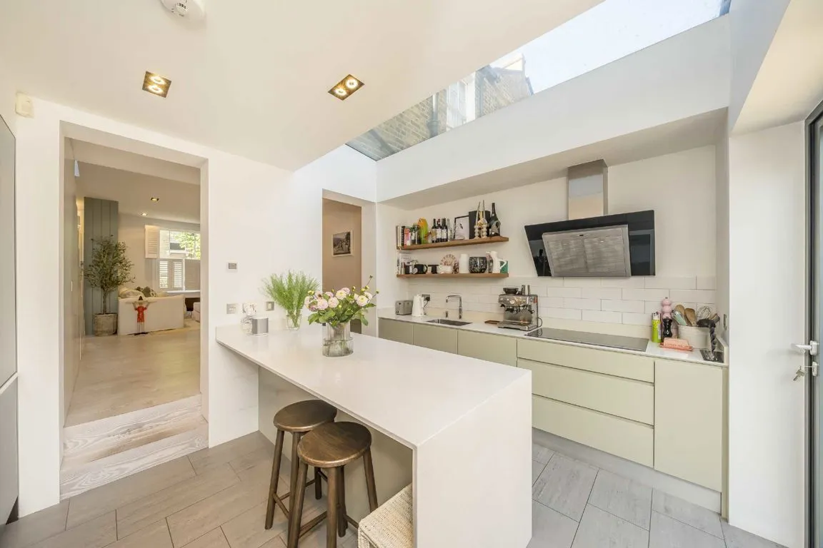 Tyneham Road, SW11, photo 2