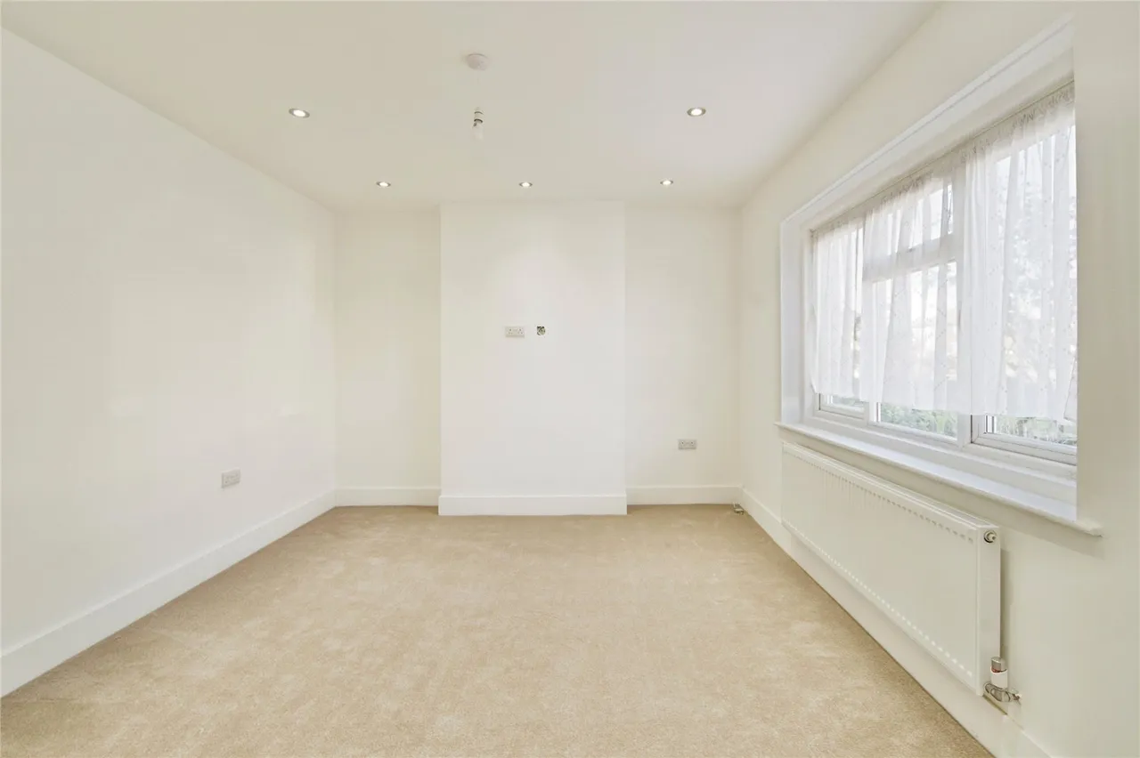 Rainham Road South, Dagenham, Essex, RM10, photo 5