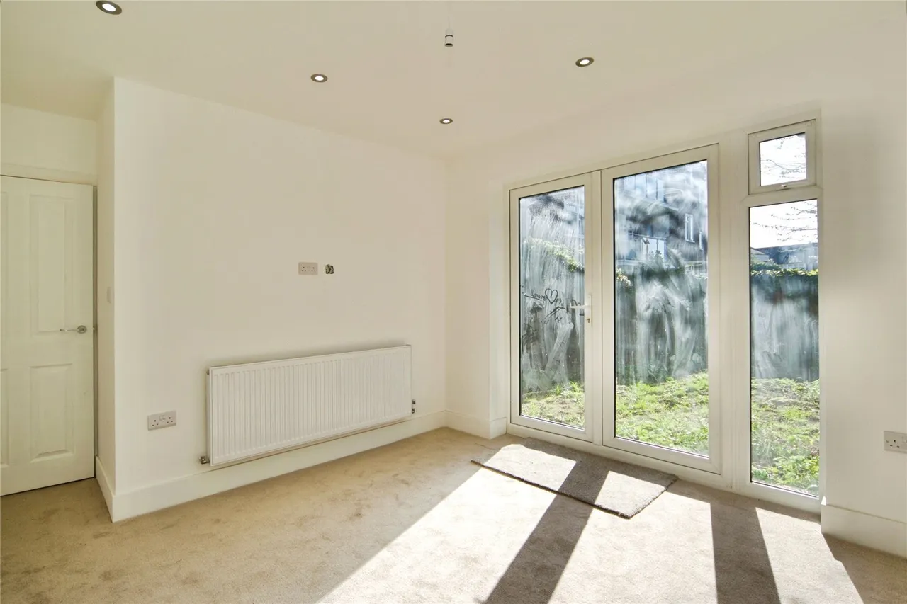 Rainham Road South, Dagenham, Essex, RM10, photo 4