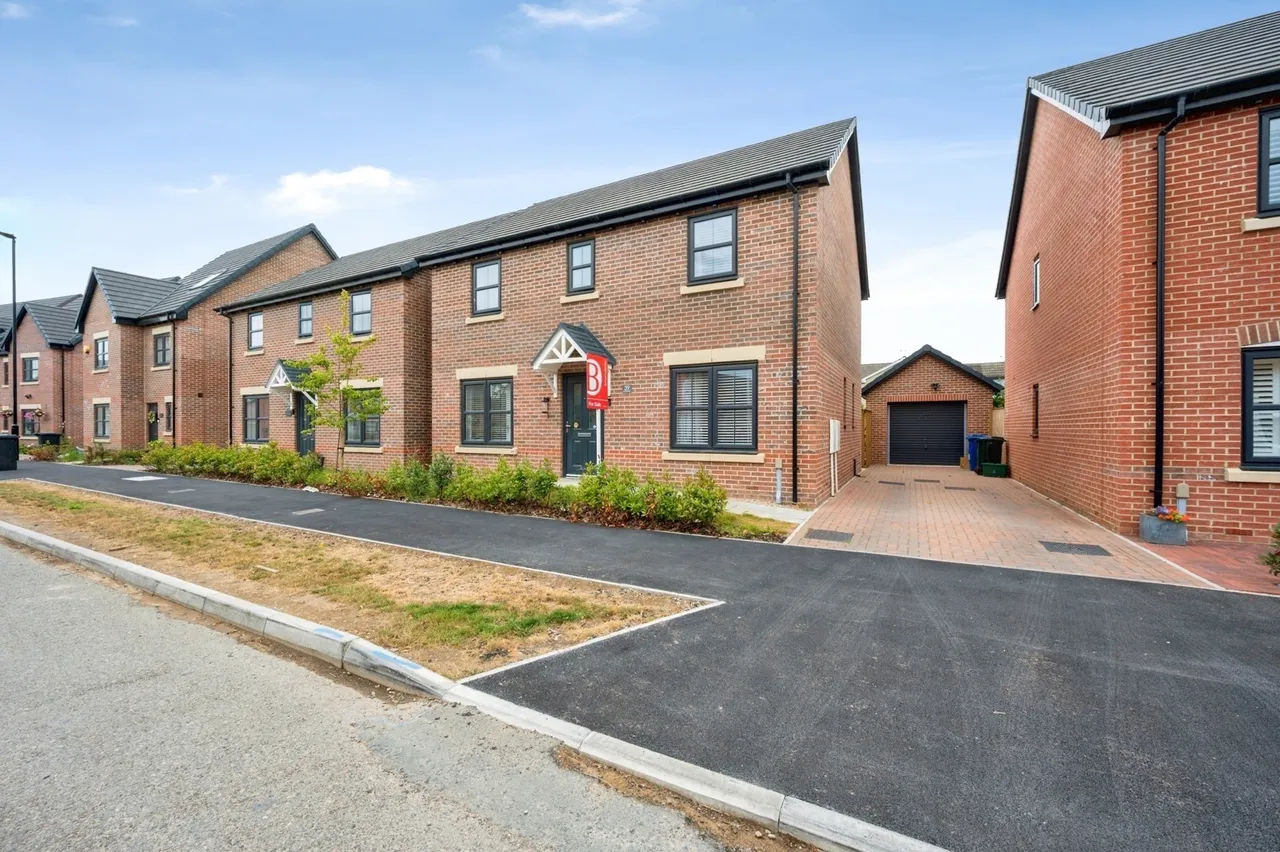 4 bed house for sale — Haydn Griffiths Way, Armthorpe, Doncaster, South Yorkshire, DN3
