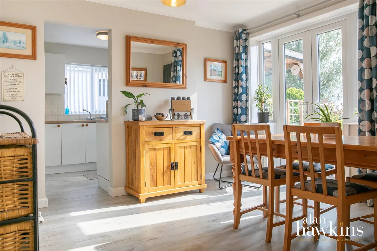 New Road, Royal Wootton Bassett, SN4, photo 6
