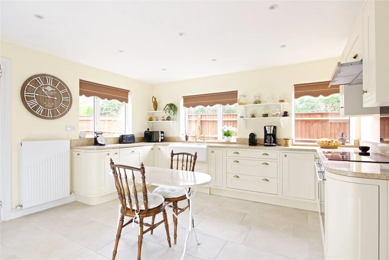 Wellingborough Road, Rushden, NN10, photo 3