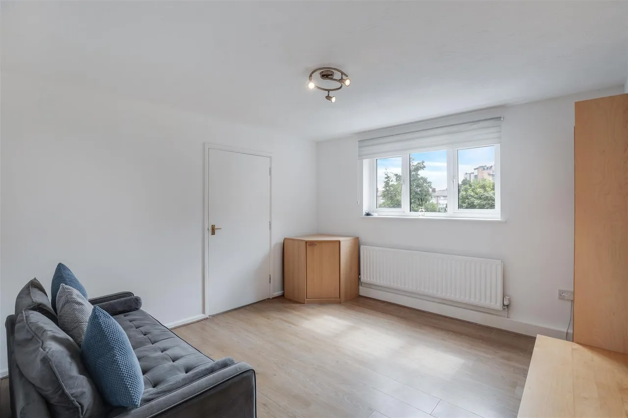 2 bed flat to rent, Connaught Road, Silvertown, E16