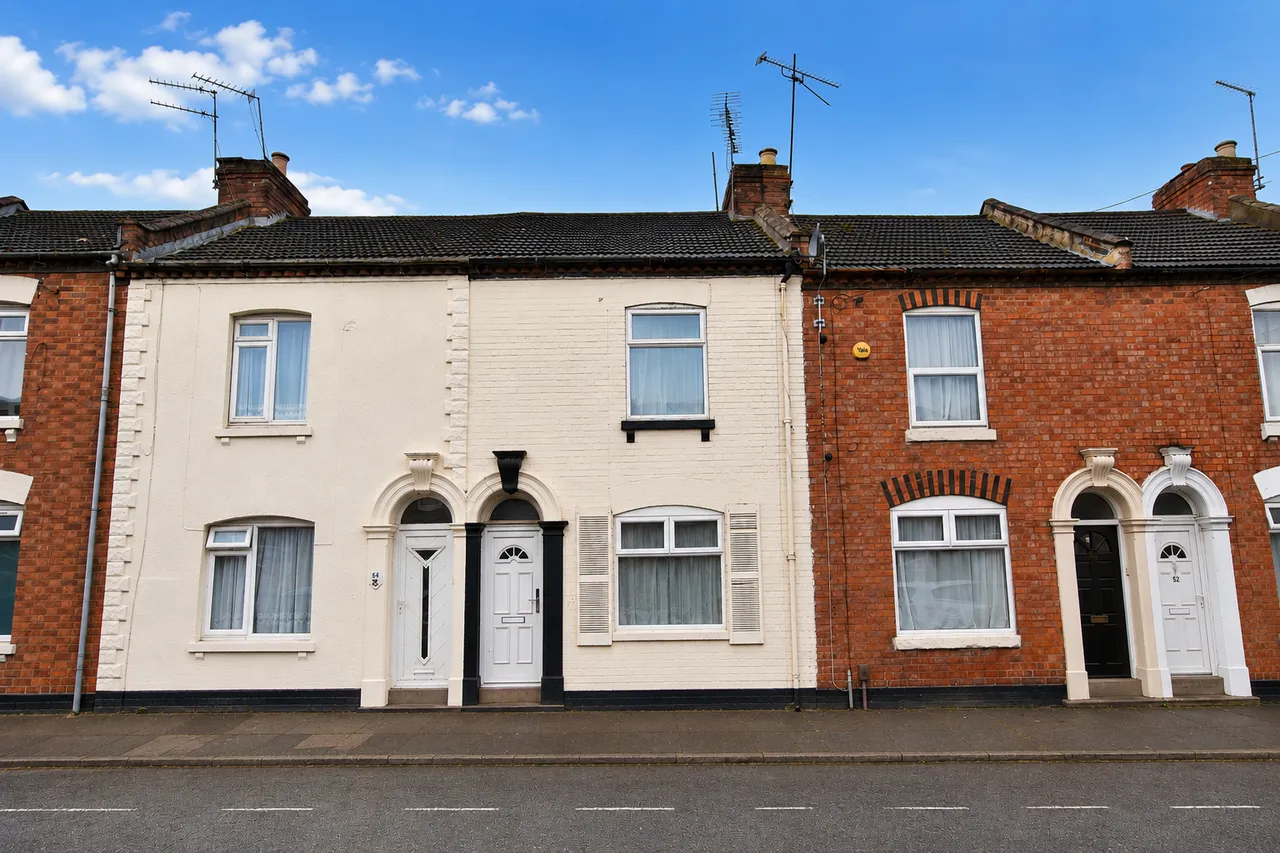 4 bed house for sale — Military Road, Northampton, NN1 3EU
