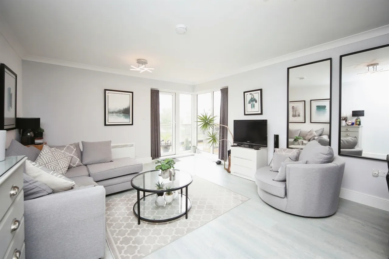 2 bed flat for sale — Kingfisher Close, Warwick