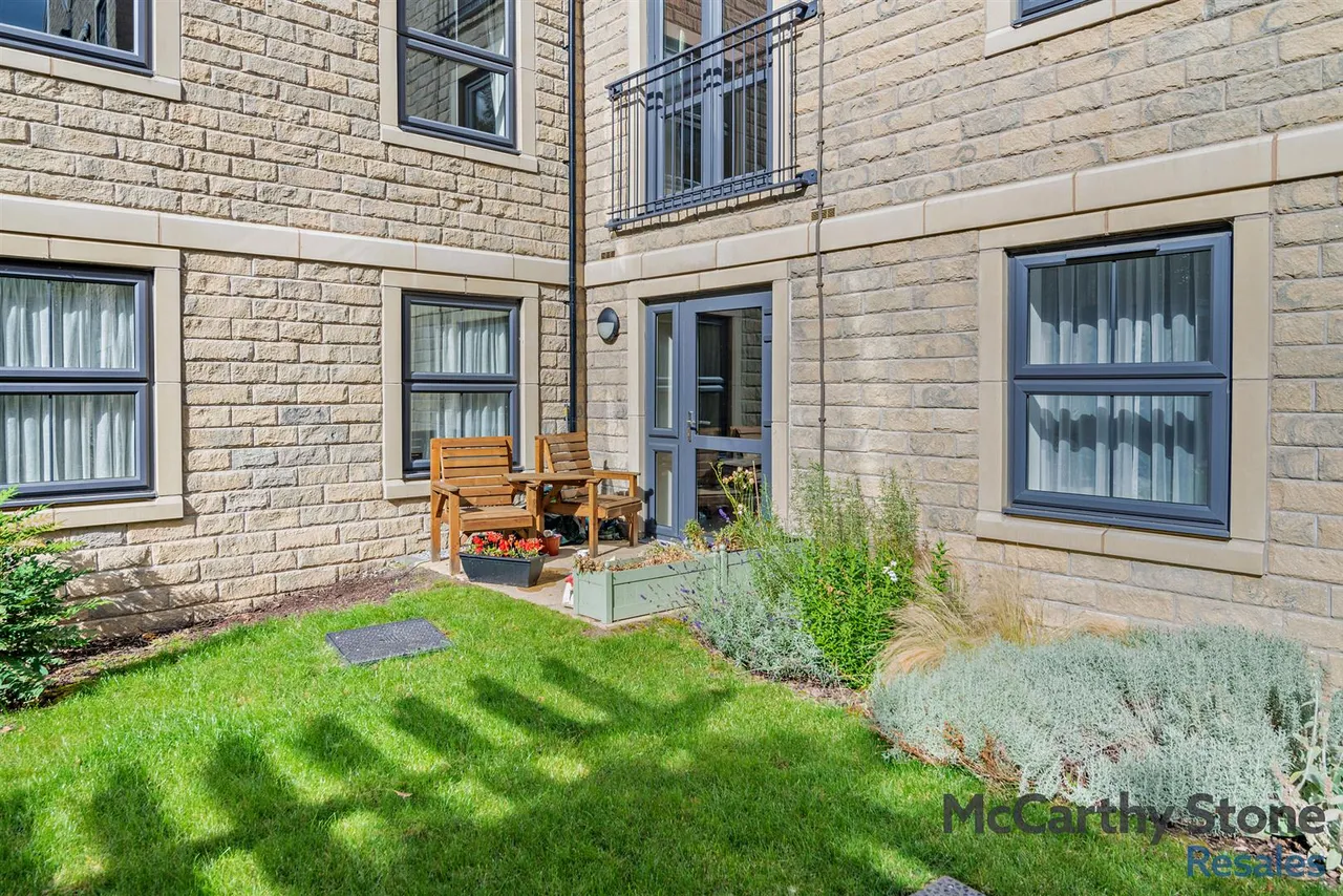 2 bed flat for sale, Summer Court, Burley In Wharfedale, LS29
