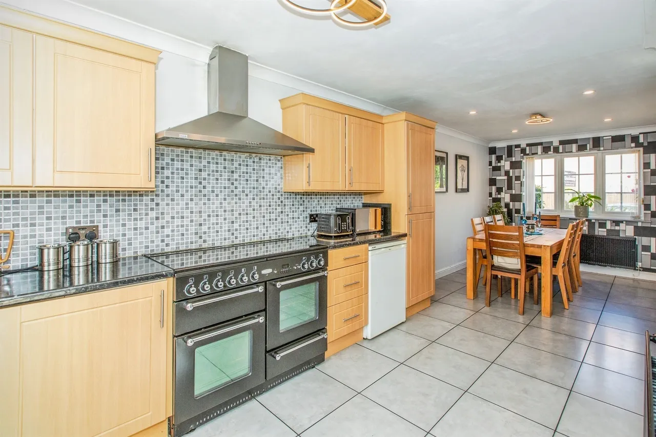 Chandler Gardens, Kettering, NN14, photo 2
