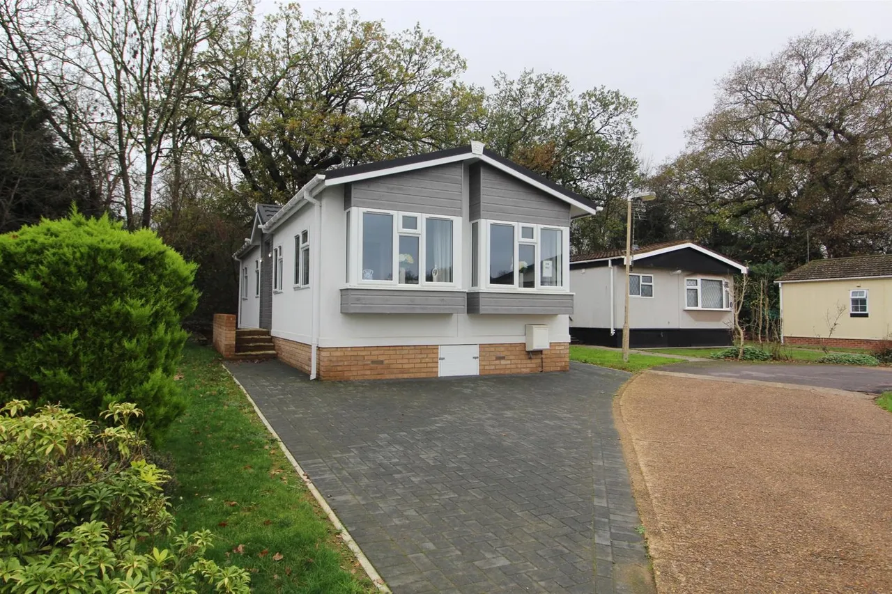 2 bed property for sale — Arkley Park Barnet Road, Arkely EN5 3JQ
