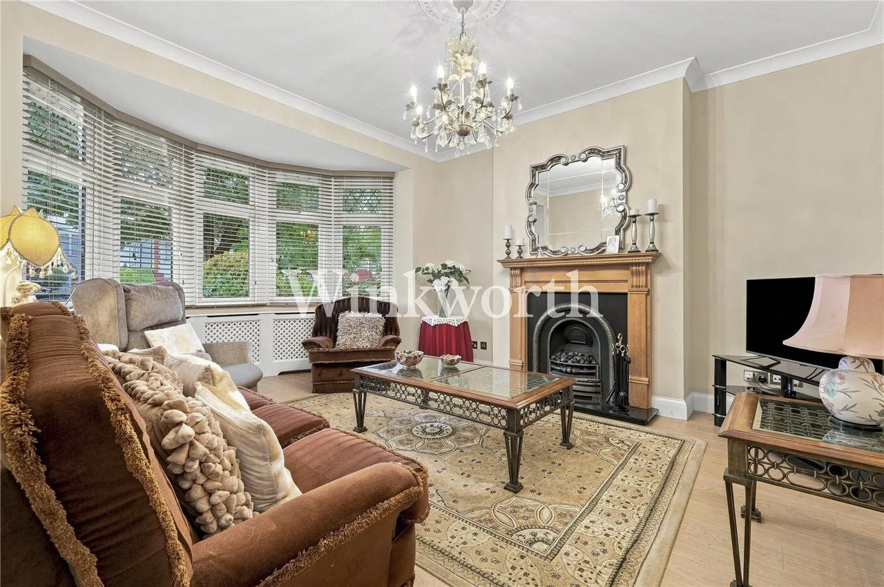 Connaught Gardens, London, N13, photo 2