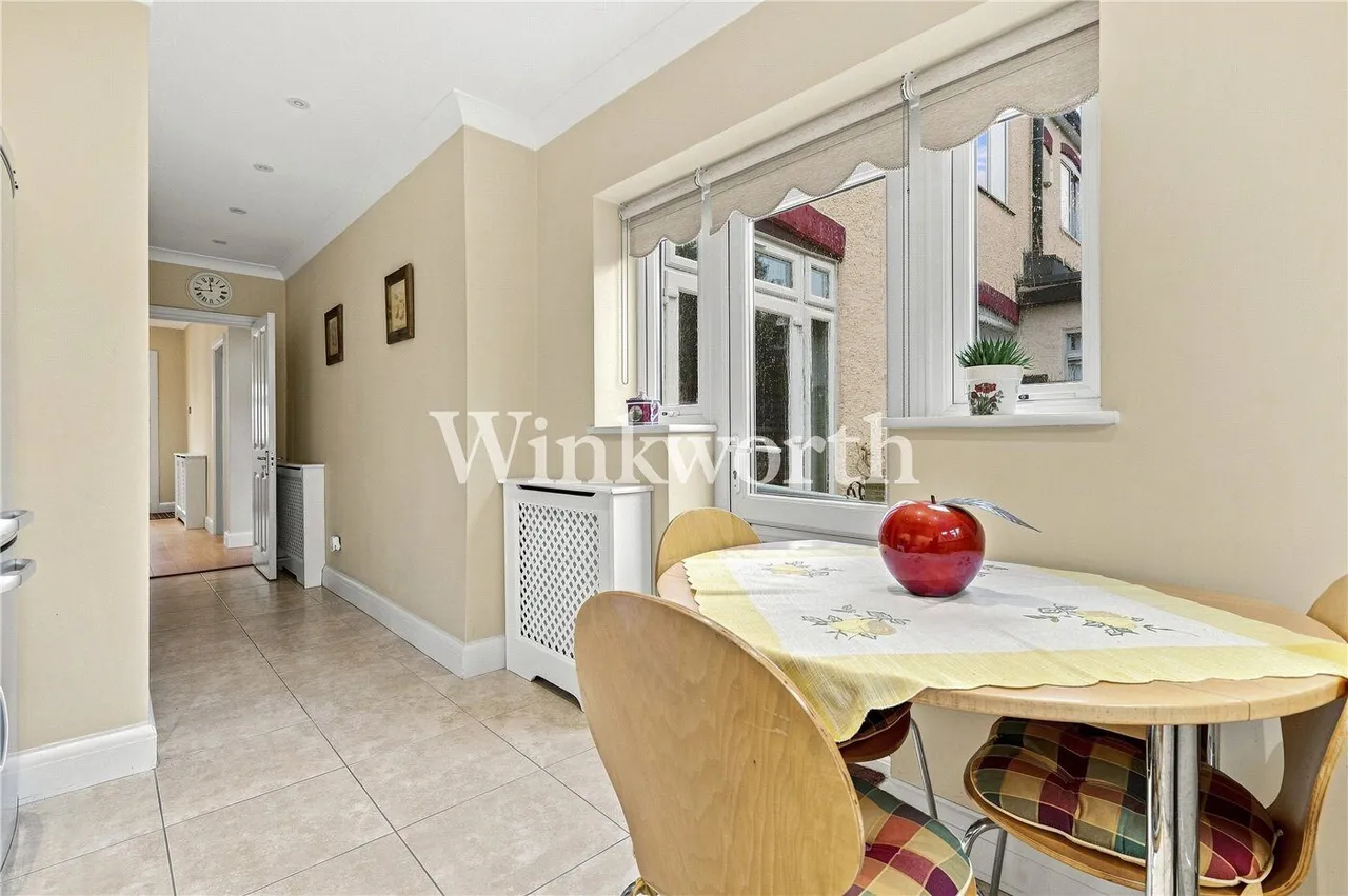 Connaught Gardens, London, N13, photo 6