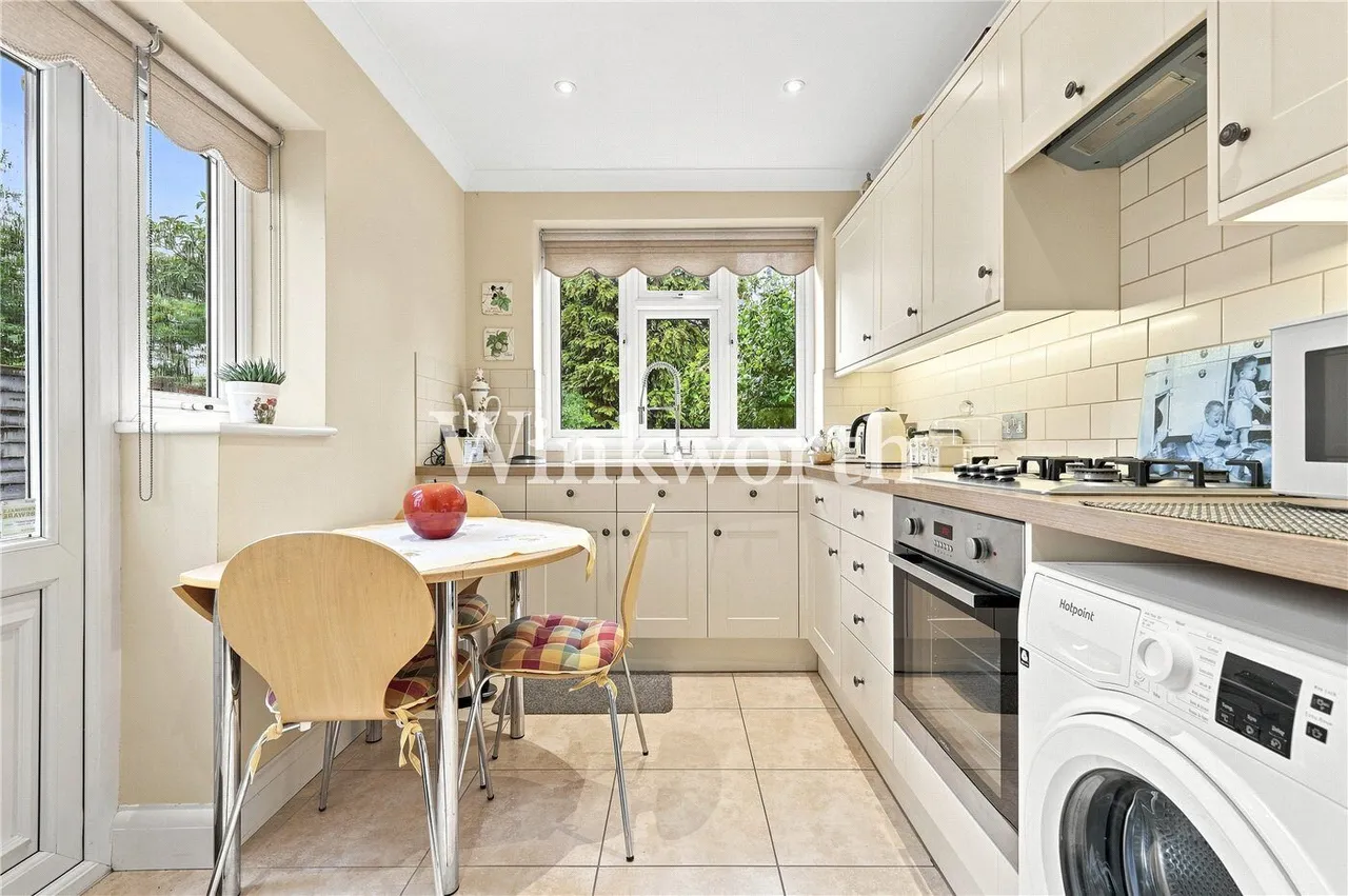 Connaught Gardens, London, N13, photo 5