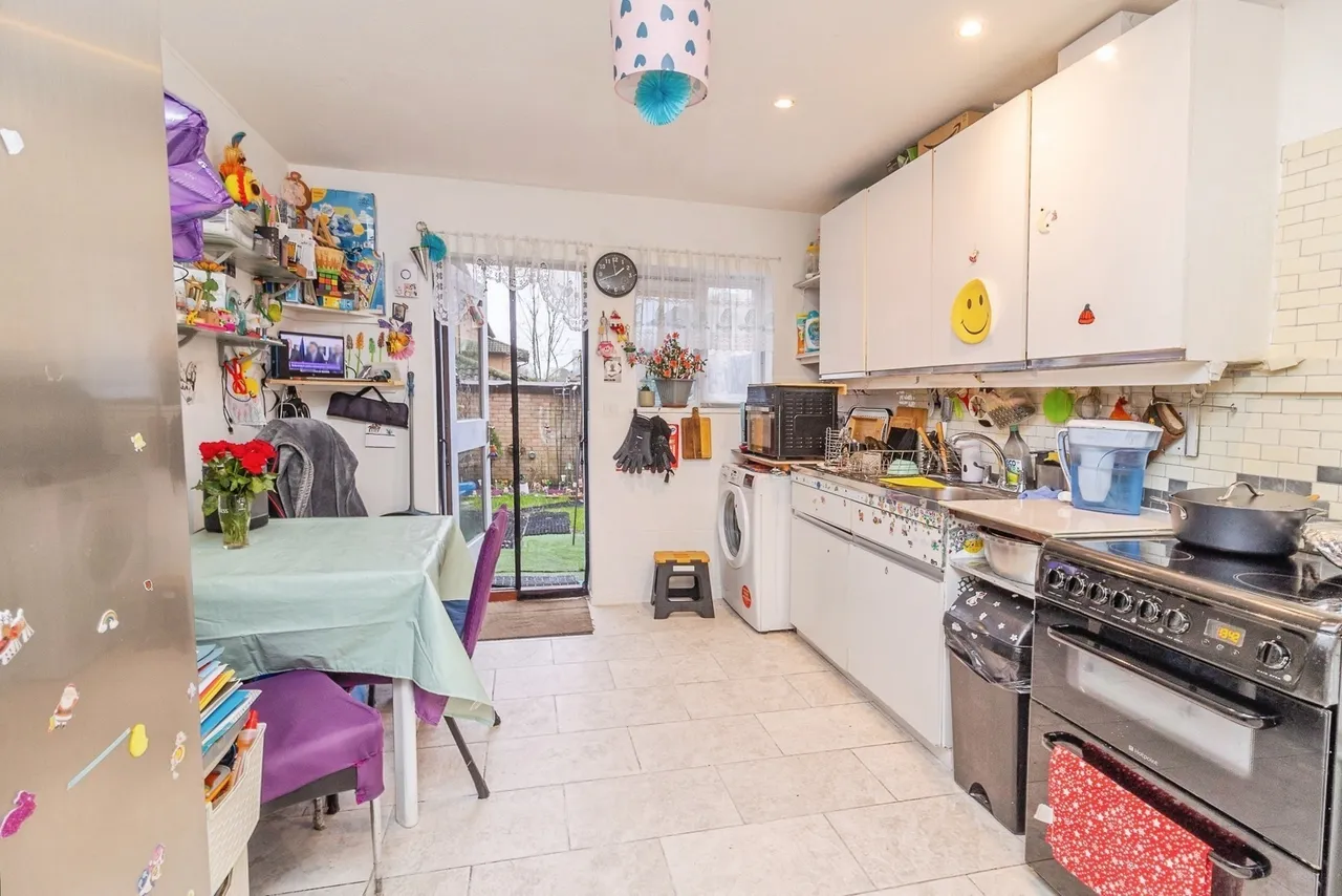 Oldbrook Boulevard, Oldbrook, Milton Keynes, Buckinghamshire, MK6, photo 3