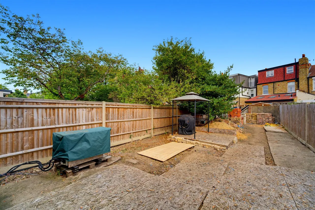 Clitherow Avenue, Hanwell, photo 18