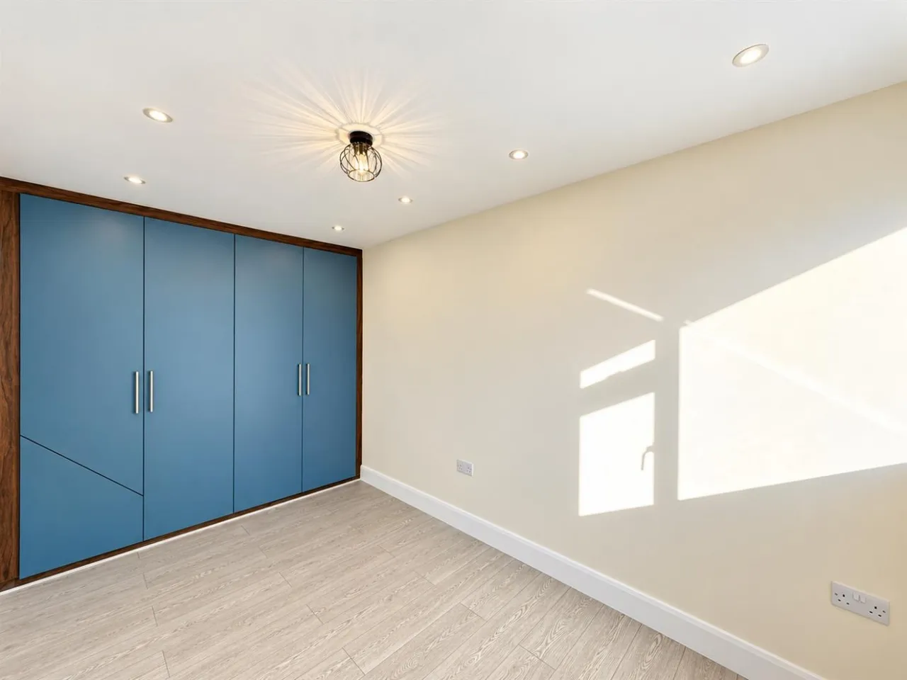 bed House, Terraced To LetWhytecroft, TW5, photo 4
