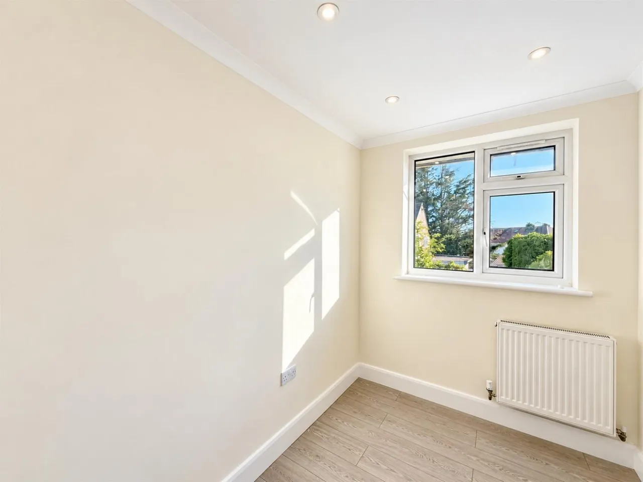 bed House, Terraced To LetWhytecroft, TW5, photo 9
