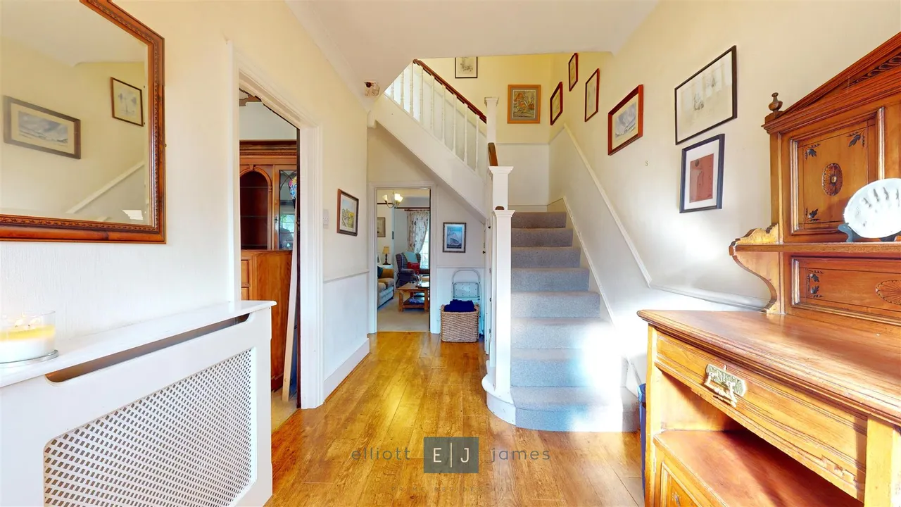 The Crescent, Loughton, photo 2