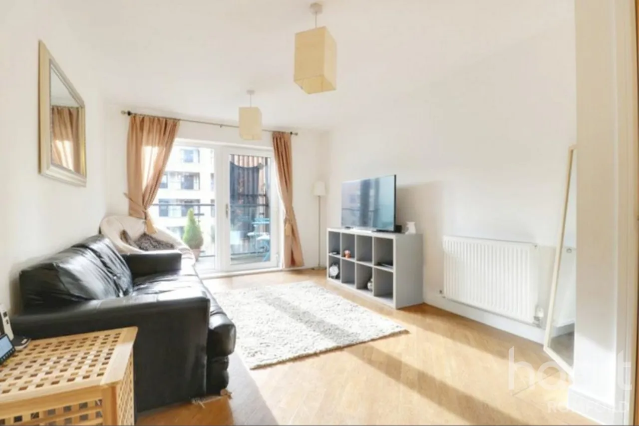 1 bed flat to rent, Wave Court, Reflections -, RM7