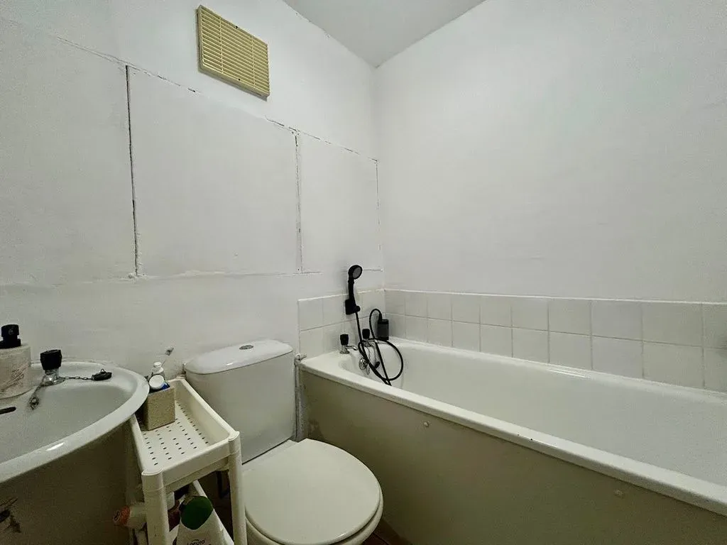 Downs Barn Boulevard, Downs Barn, Milton Keynes, Buckinghamshire, MK14 7LB, photo 6