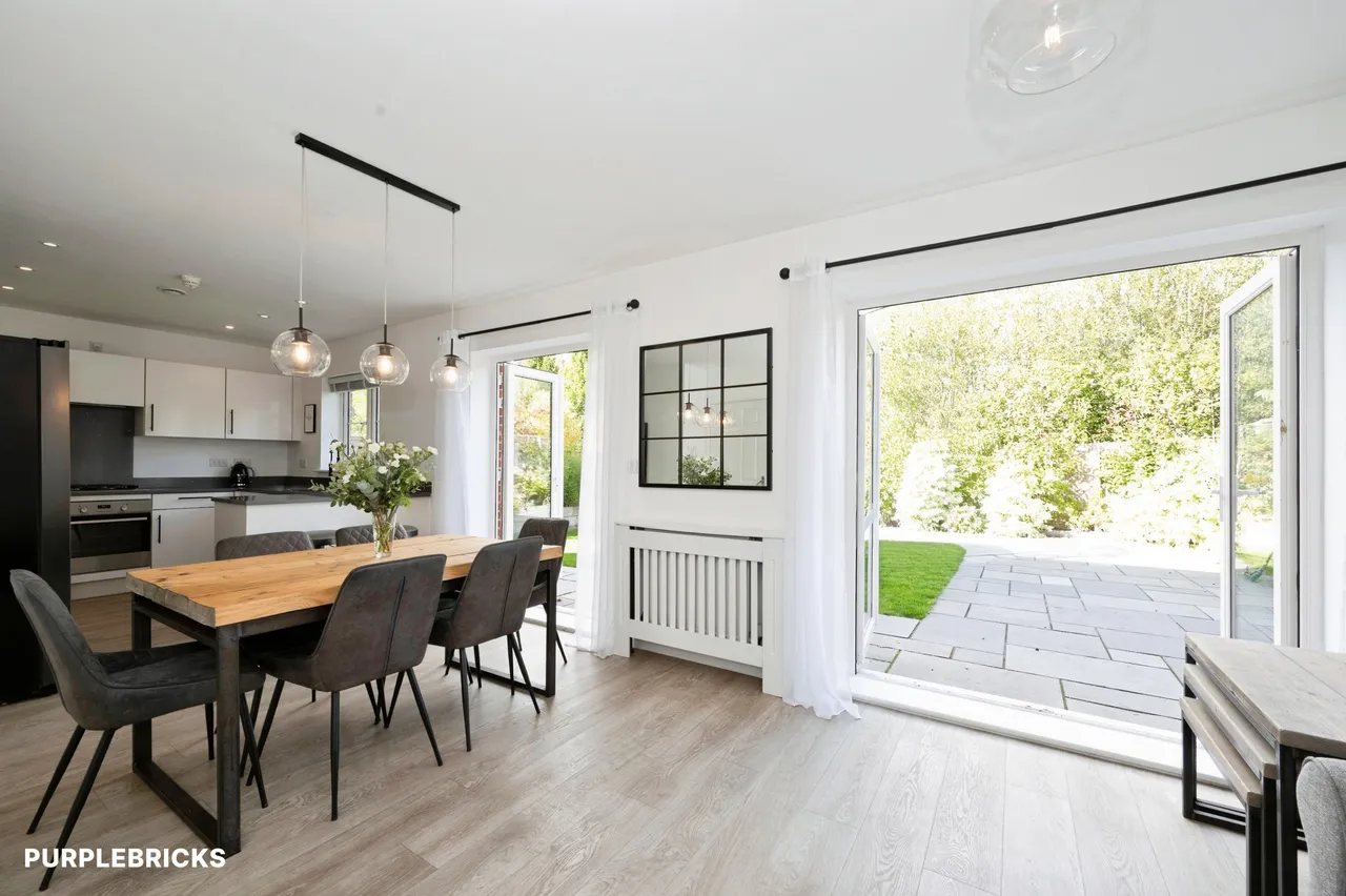 Wisteria Drive, Crawley, RH10, photo 2