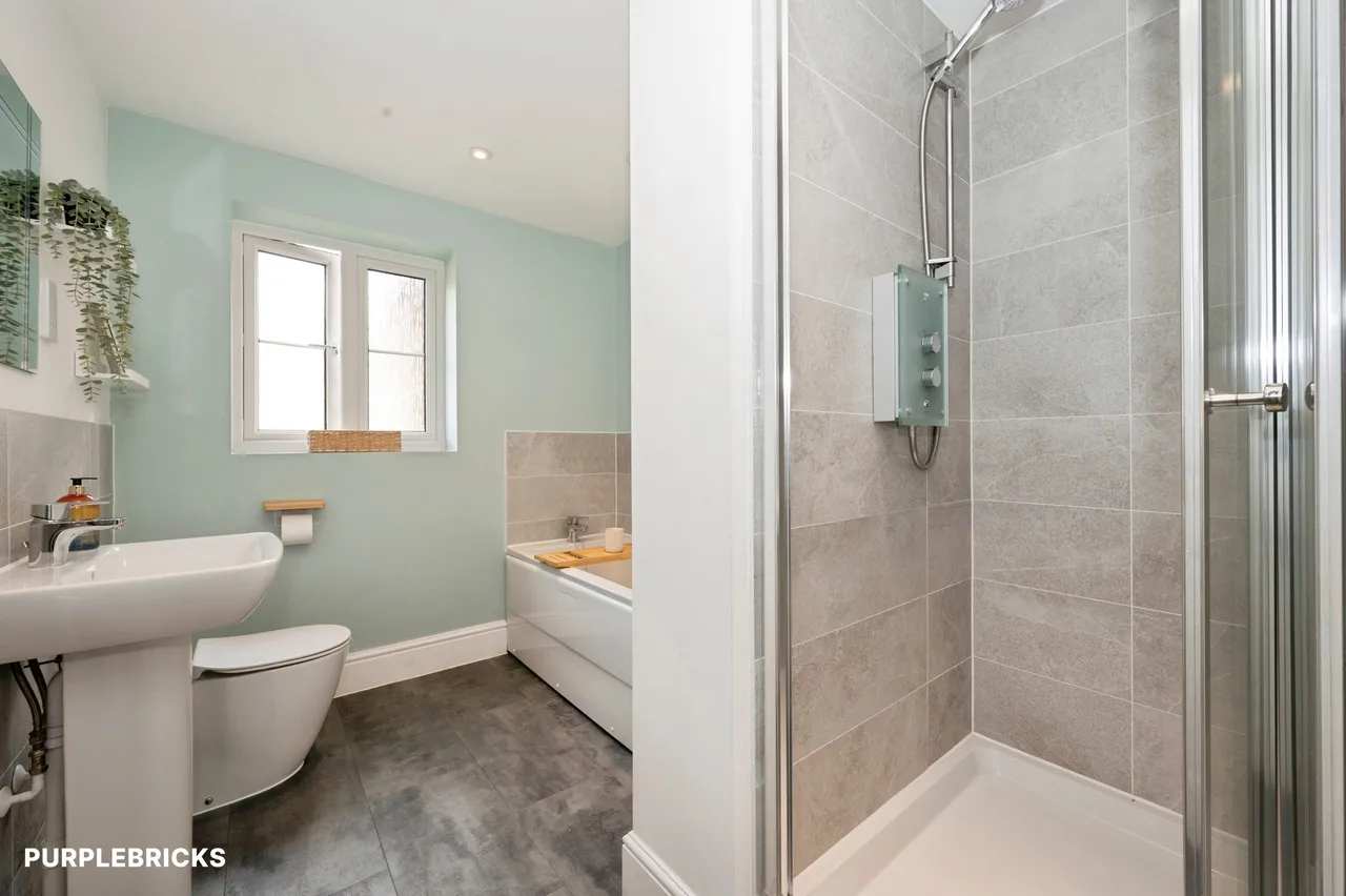 Wisteria Drive, Crawley, RH10, photo 21