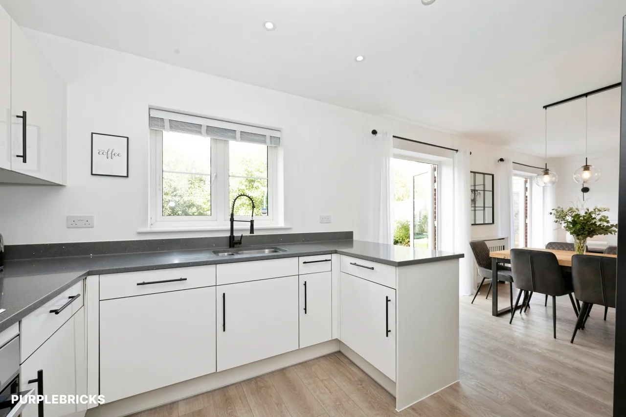 Wisteria Drive, Crawley, RH10, photo 6