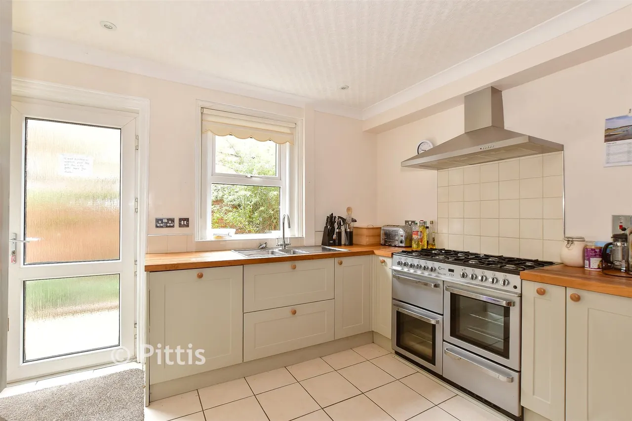 Station Avenue, Sandown, PO36, photo 2