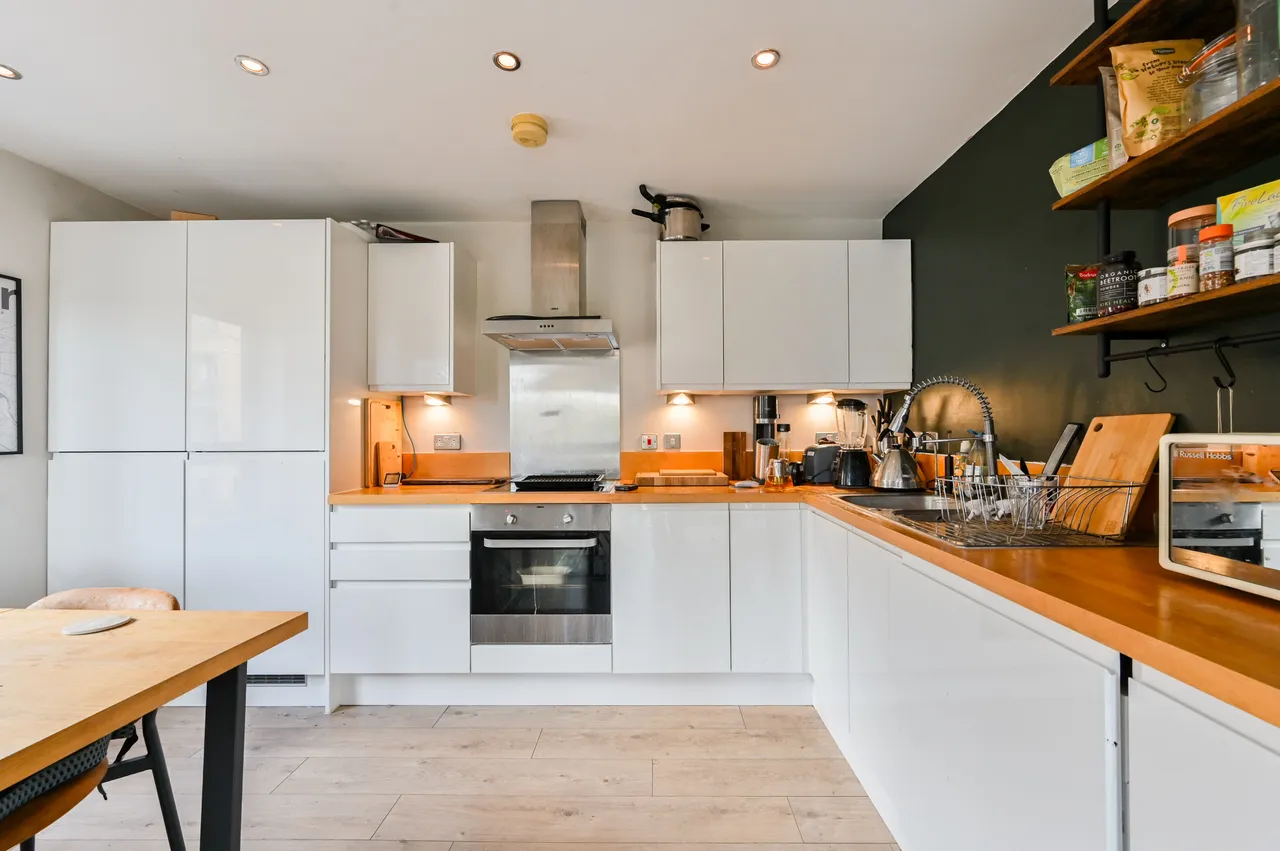 Flat 5, 4 Bourbon Road, London, photo 3